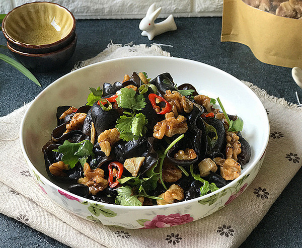 核桃仁炒什么好吃又营养,凉拌木耳花生核桃仁