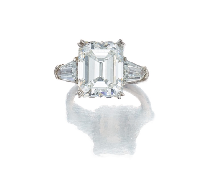 同一颗蓝宝石有不同颜色,同等重量红宝石和蓝宝石哪个更贵