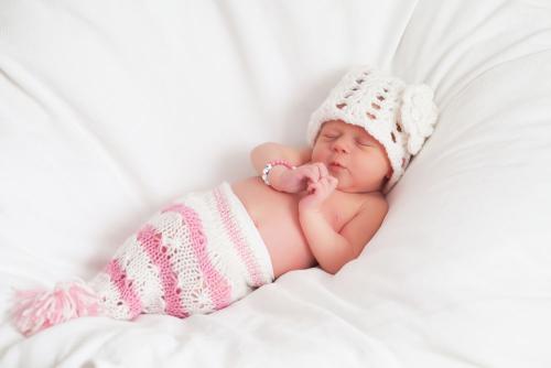 新生儿夜间烦躁使劲蹬脚哭闹,新生儿夜哭闹的原因和安抚的方法