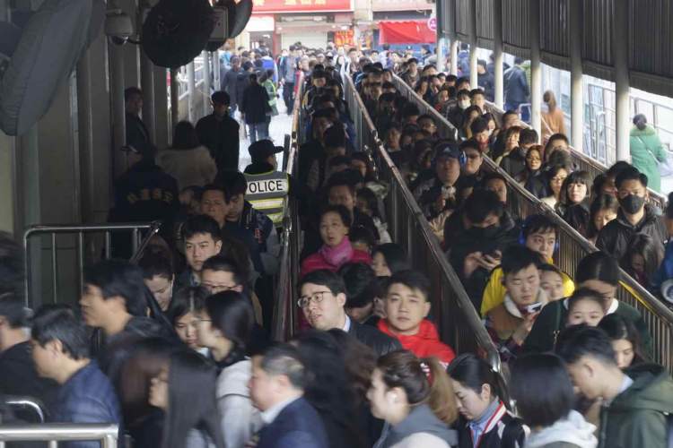 现实版贪吃蛇！地铁3号线殷高西路站早高峰大军为何排进弄堂里？