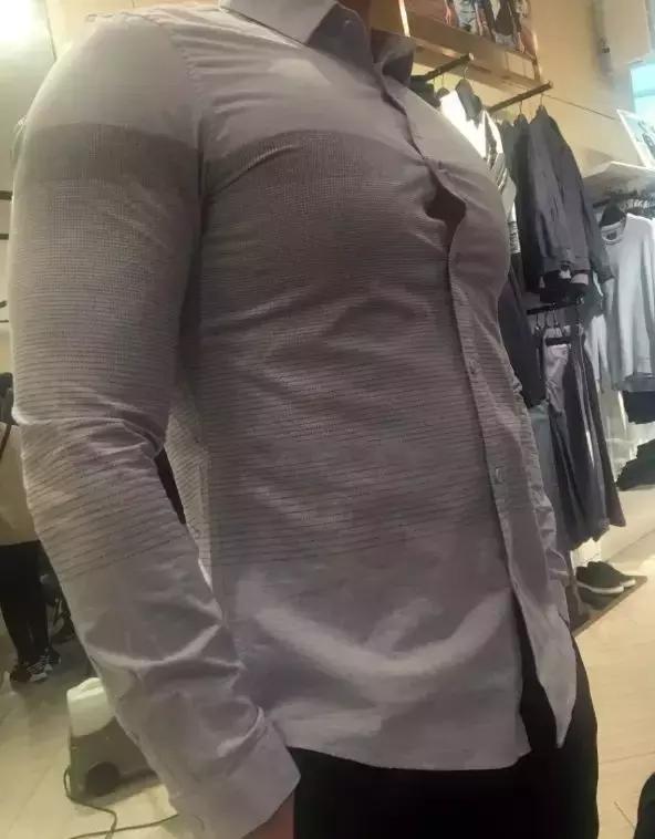 胸肌太大了穿不上衬衫,胸肌太大衬衣扣不上