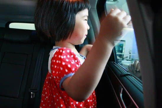 孩子反锁车内会有危险么,小孩被自己锁在车里怎么引导开门