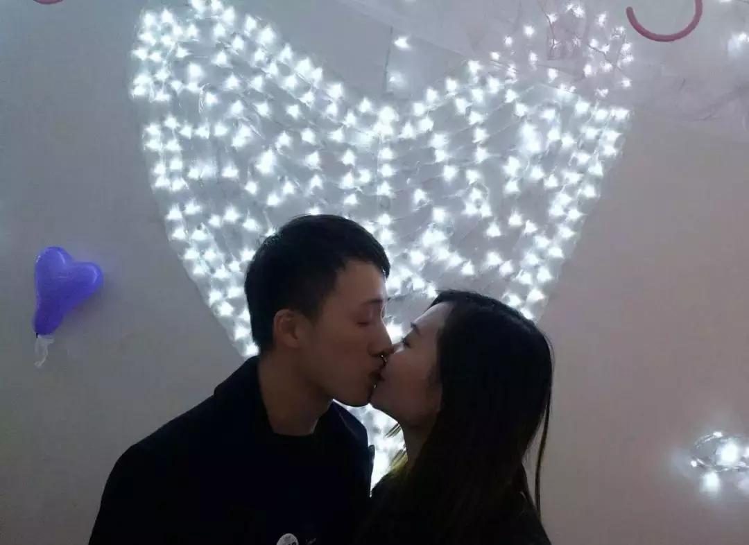 他在众目睽睽之下浪漫的单膝跪地，说“嫁给我！”