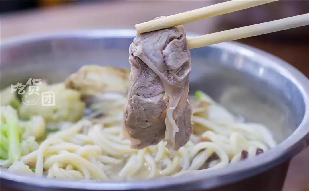 这家店的老板心太坏，放这么多料，是存心为难我胖虎？