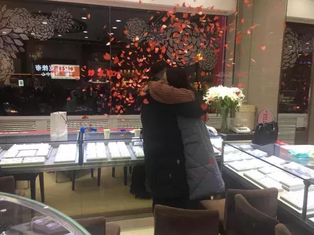 买戒指男朋友说没钱,买珠宝被骗他说不想要可以退货吗