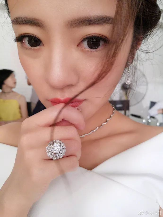 安以轩戴钻戒视频,安以轩10克拉钻戒多少钱