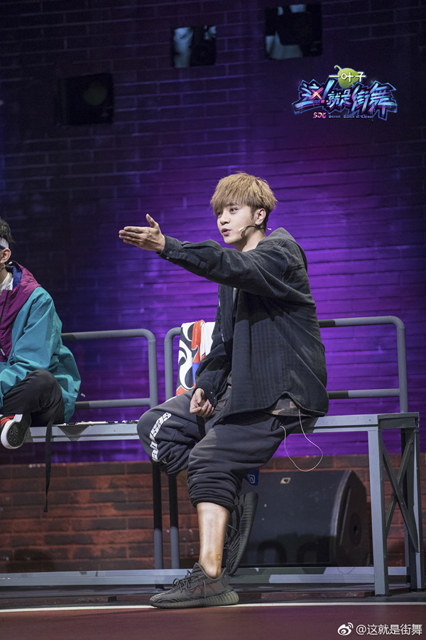 七岁小孩跳街舞很酷的感觉 (小孩喜欢跳的街舞又简单又好玩)