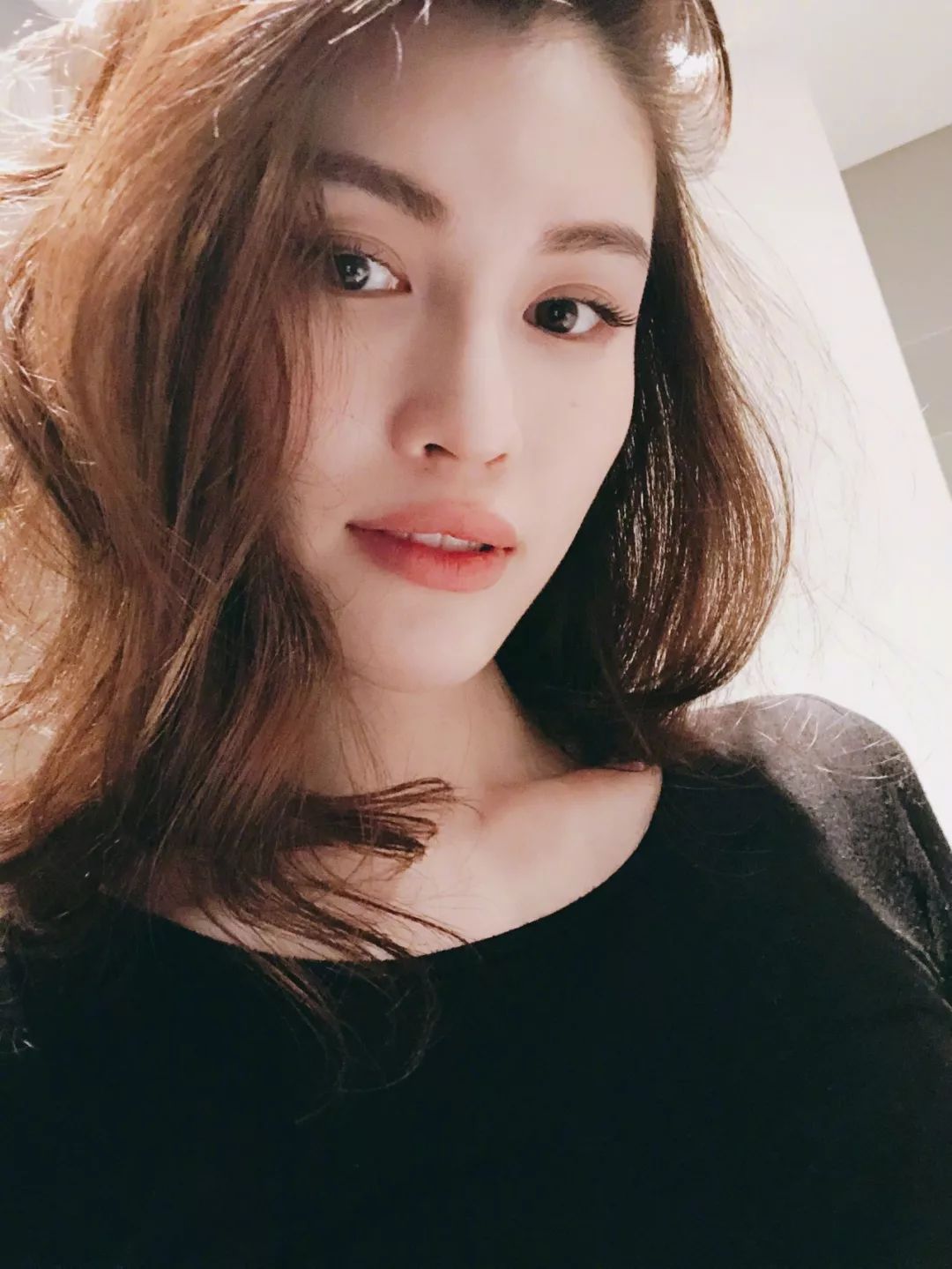 何穗美白美黑对比图,何穗白到底有多美