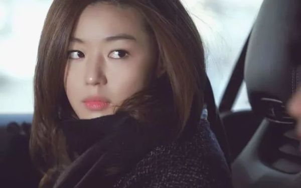 减龄秘籍学谭松韵穿出少女感,冬季怎么扎头发减龄又好看少女