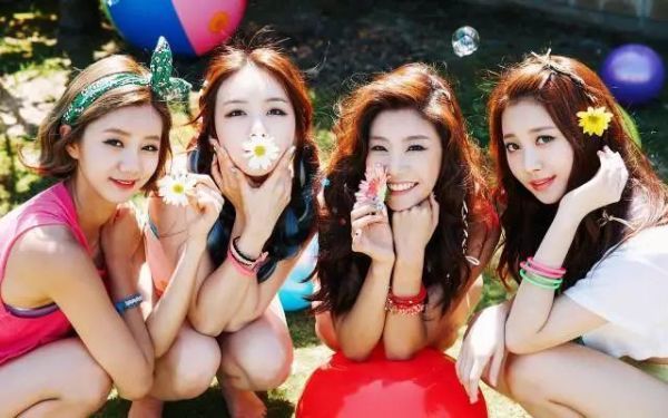 减龄秘籍学谭松韵穿出少女感,冬季怎么扎头发减龄又好看少女