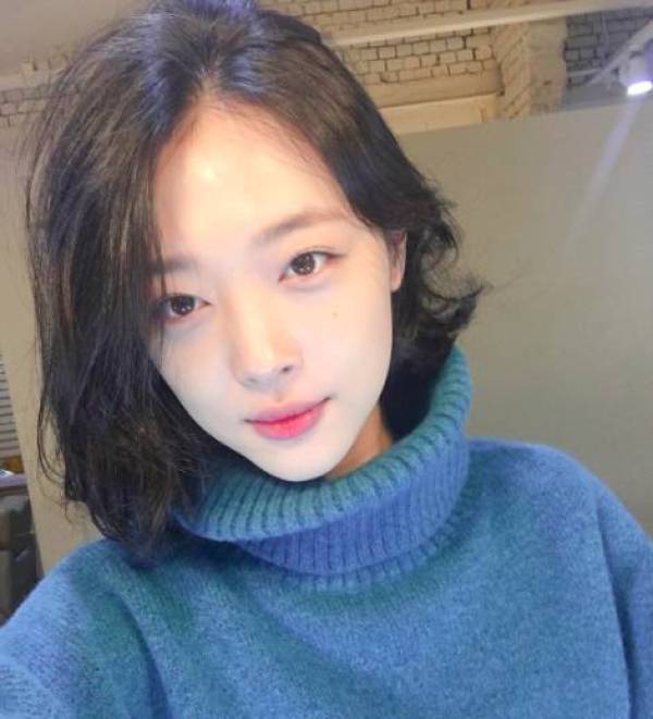 减龄秘籍学谭松韵穿出少女感,冬季怎么扎头发减龄又好看少女