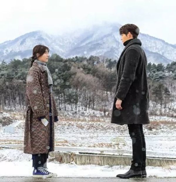 减龄秘籍学谭松韵穿出少女感,冬季怎么扎头发减龄又好看少女