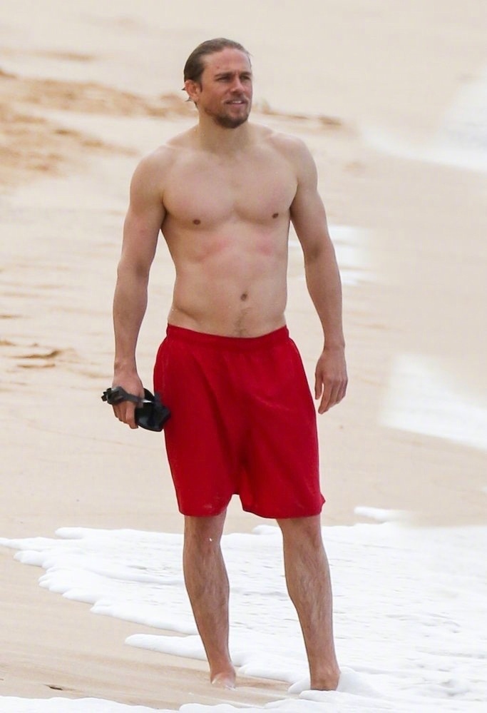 辣眼睛！大本、查理汉纳姆等海边嬉戏袒胸露乳上演男神肉体盛宴