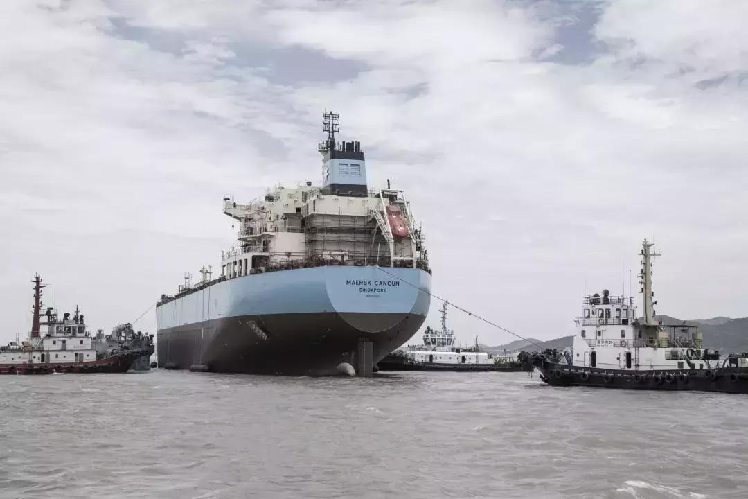 三星大船靠岸,一艘正在远航的轮船