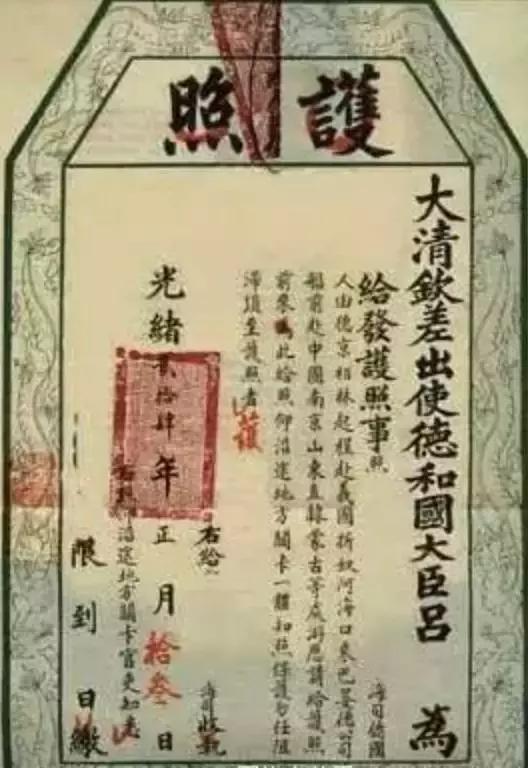 站着的霍金的照片,希拉里和霍金