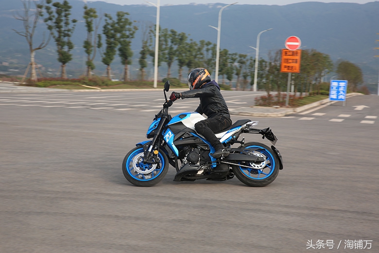 春风250nk和豪爵dl250对比,最新款春风250和赛250哪个更好一点