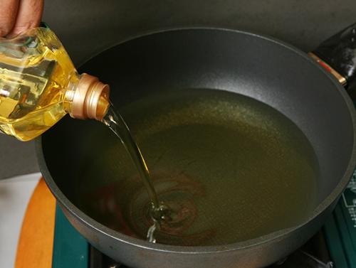 剥蒜皮泡水妙招,怎么泡蒜容易剥皮