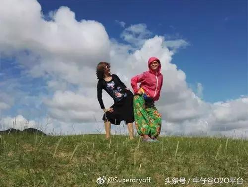 阿姨们照相带7条丝巾上热搜，网友大军忍不住晒出自家妈妈