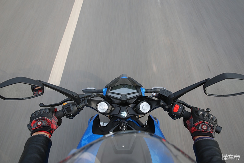 新感觉双缸250百公里加速,加速2秒左右的摩托车