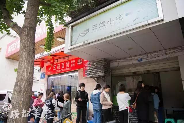 永远要排队的包子店,10元管饱小摊