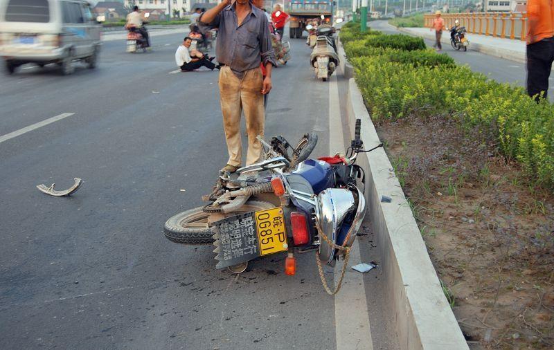 摩托车龙头跑偏解决方法,三轮摩托车跑偏怎么回事