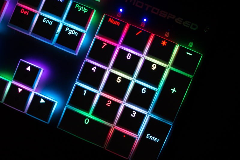 突破机械硬盘的厚度界限，做史上最薄机械键盘，而且它还有光！