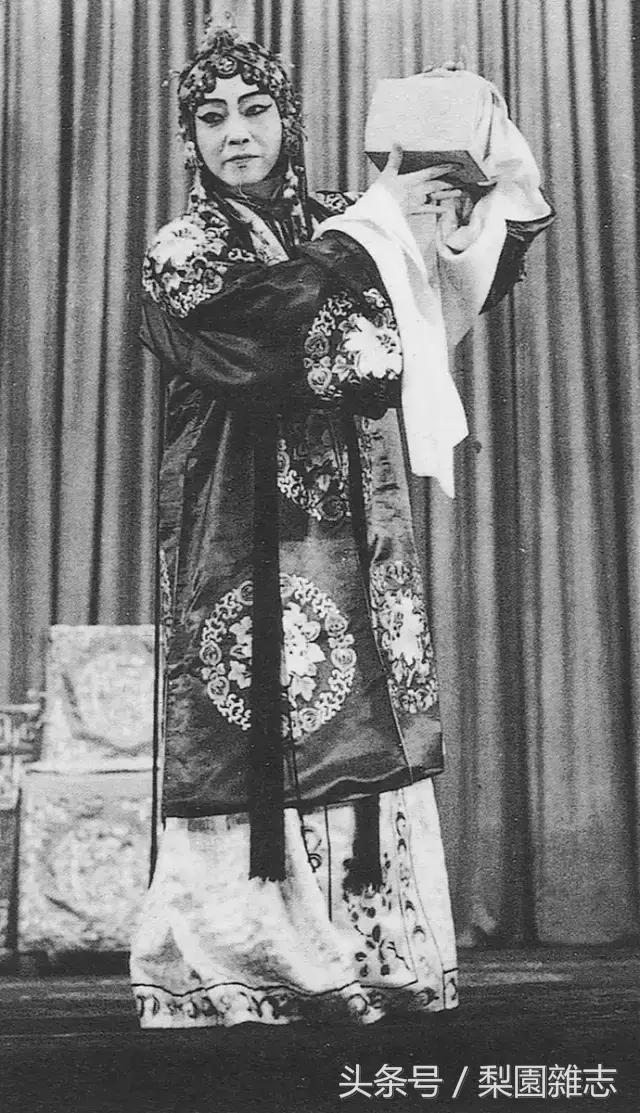 试论移步而不换形：关于京剧表演艺术的规律问题