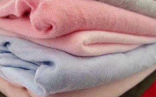 衣服静电吸身怎么处理,衣服被子有静电处理方法