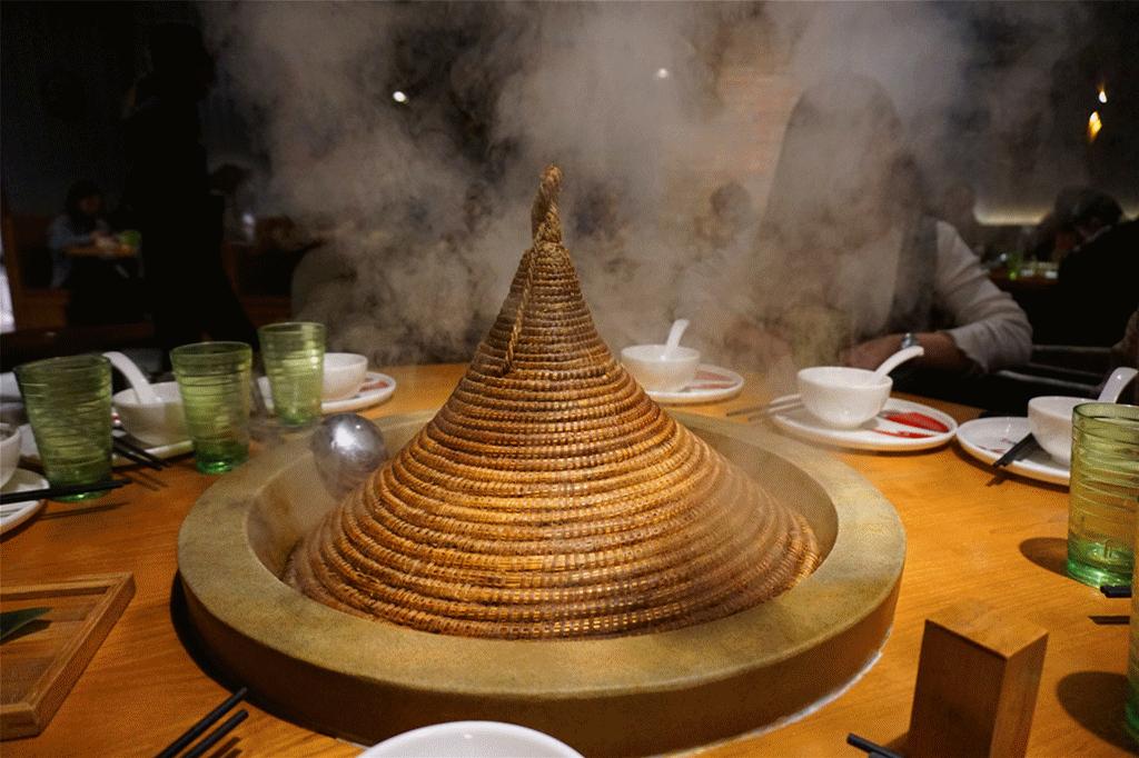 草帽盖出鲜滋味，春季吃鱼最当时——云中歌蒸汽石锅鱼吃起来！