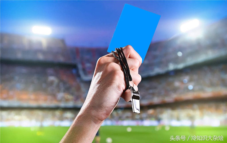足球换人用的牌子是绿牌还是红牌,足球除了裁判还可以给牌吗