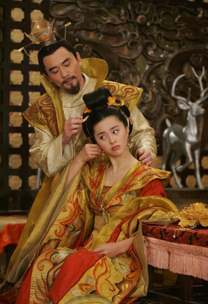 白居易讽刺权贵的诗,白居易嘲讽皇帝