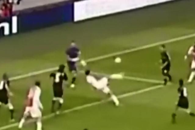 蝎子摆尾凌空抽射倒挂金钩,倒挂金钩凌空抽射大空翼