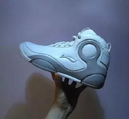 买了一双几十块的鞋子被家里人说,买了一双1000块的鞋