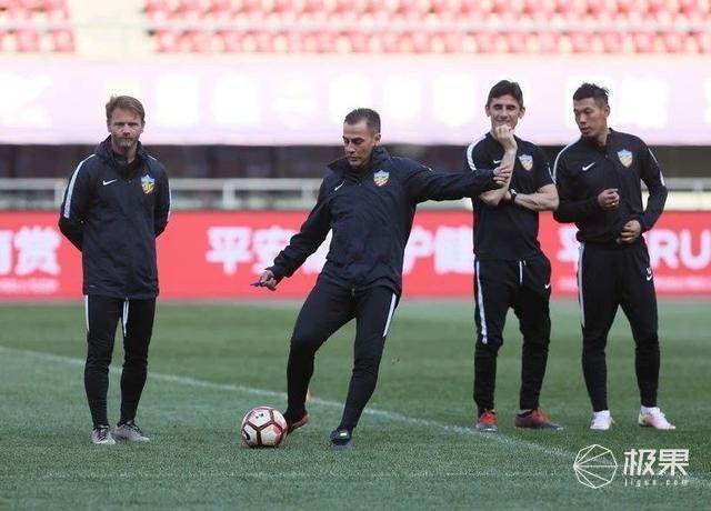 首发试穿顺丰×耐克定制快递服：能配它的只有特斯拉定制三蹦子！