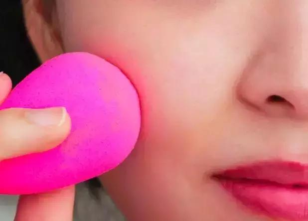 涂粉底液女人都担心的是什么,99%女人搞错油性肌肤解决方法