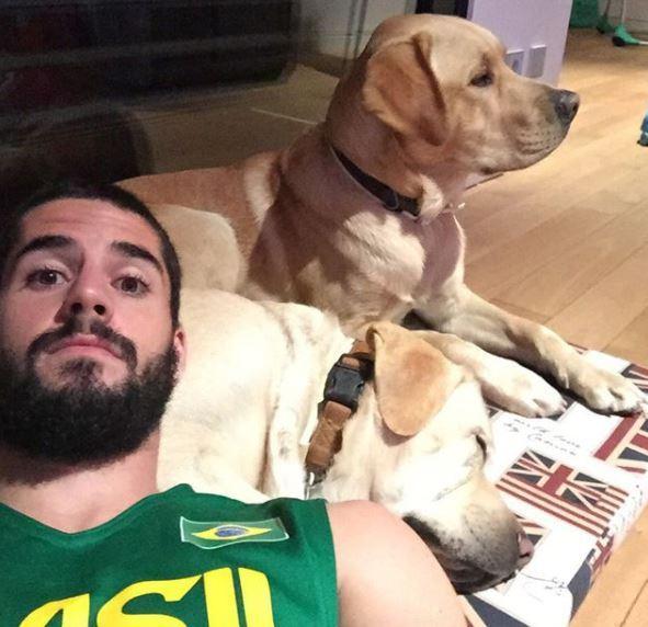 足坛巨星欢度爱狗节!伊斯科的狗叫梅西，梅西的狗叫胡尔克