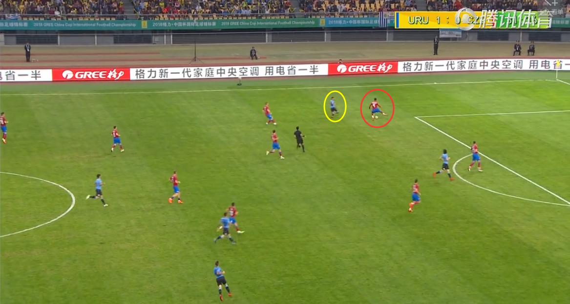 中国杯上倒钩的新疆球员,卡瓦尼单刀弧线球
