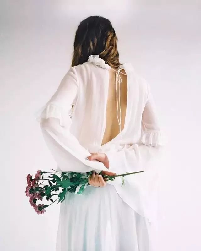 露肩衣服里面穿的什么美背,露肩露背的衣服