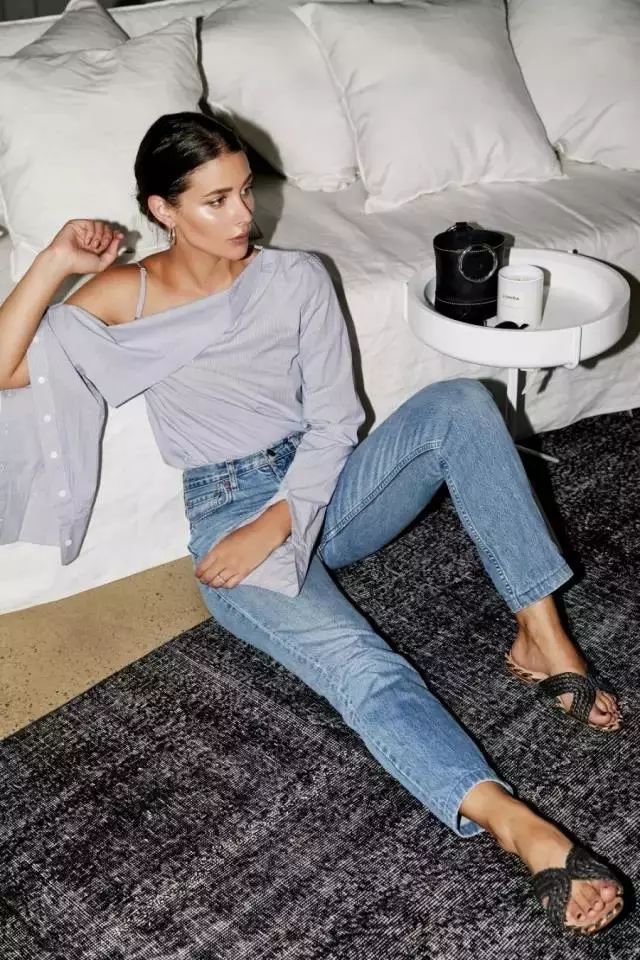 露肩衣服里面穿的什么美背,露肩露背的衣服