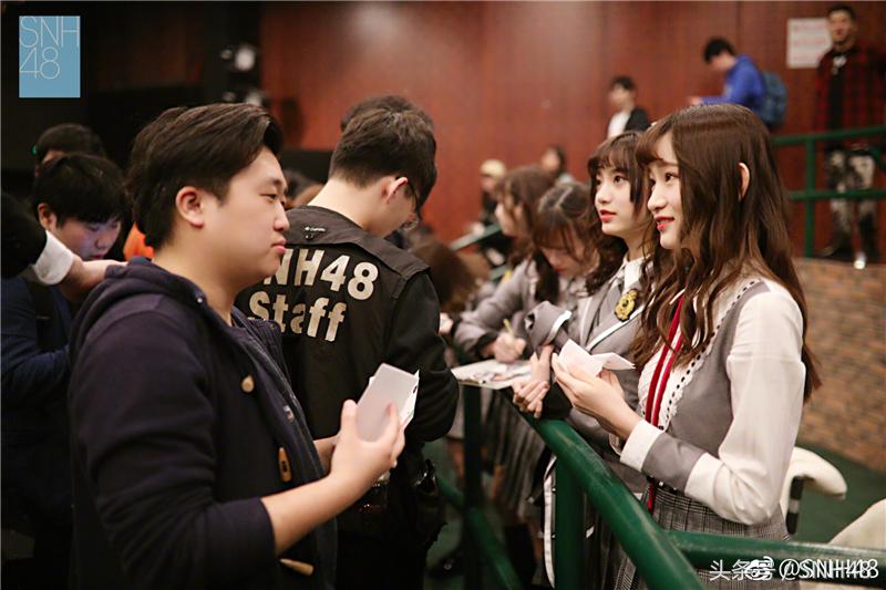 李宇琪谢妮陈琳刘佩鑫携队友现身SNH48TEAMFT出道纪念握手会