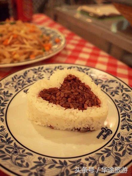 在泰国吃饭，临走时服务员竟然塞给我们一只套套？！