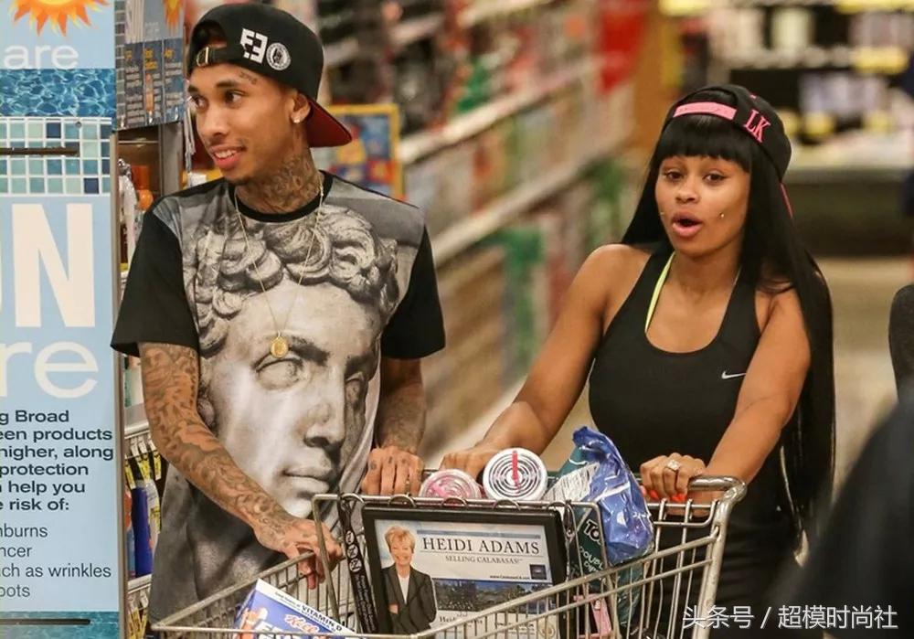 艳照全网热传！比大胸巨臀更牛逼的是她手撕卡戴珊家族的上位史