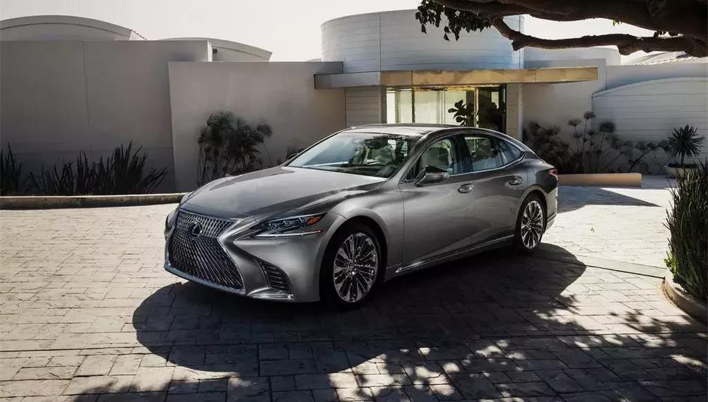 奥迪a8l60tfsi试驾视频,2022奥迪a8l霍希版试驾视频