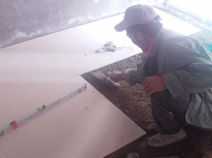 瓷砖四个角平中间起鼓怎么解决,家里瓷砖突然鼓起怎么修复