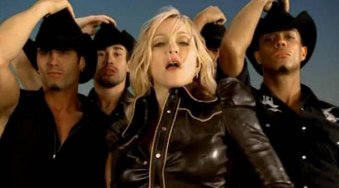 加拿大生,住伦敦,意大利成名，麦当娜找他们设计了150套衣服