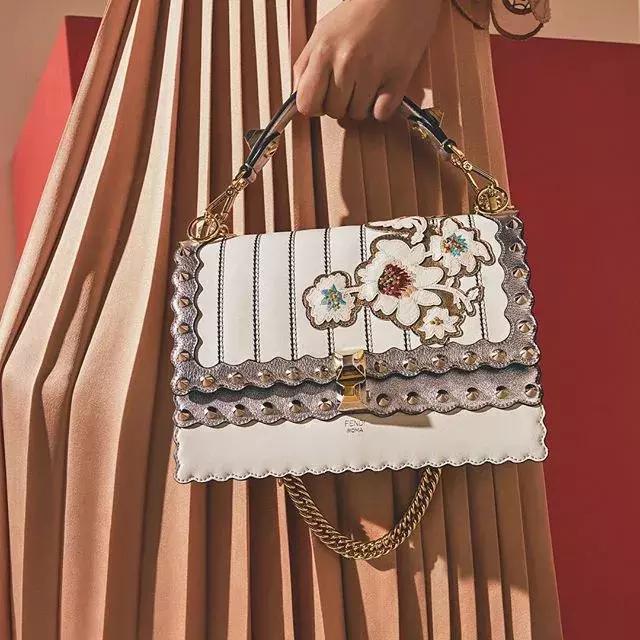 女士真皮包包100%真皮春夏款,今年春夏流行的包包