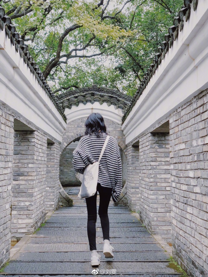 刘雯照片摆拍姿势的摆法,拍照高级pose刘雯站立走秀