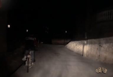 好心司机照亮女孩,大货车照亮一群夜路行走的小朋友