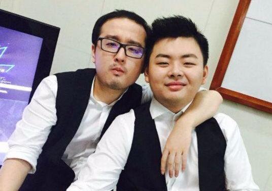 解说长毛“谦让”行为赢得粉丝赞扬！笑笑发文自愿给其“辅助”！