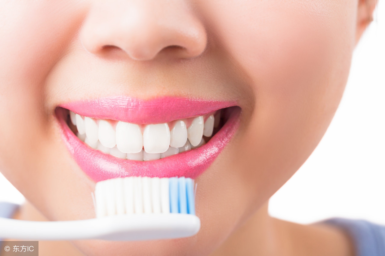 早晨起床牙齿上有一层东西,早上起床牙齿上有褐色的东西